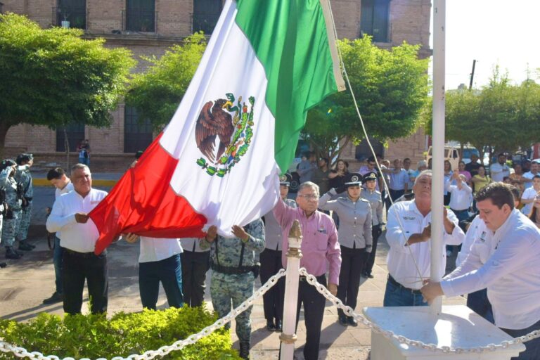 Gobierno de El Fuerte conmemora el Día del Maestro.