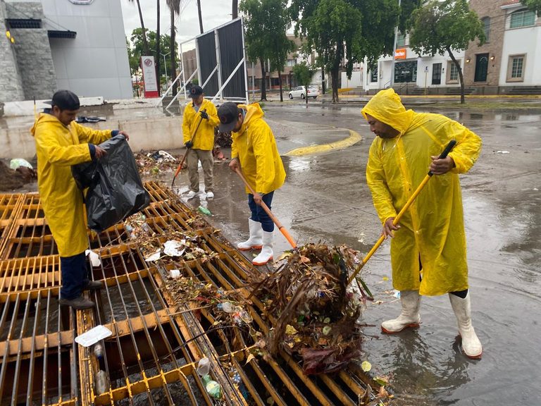 Cerca de 3 toneladas de basura recolectan hoy cuadrillas de Servicios Públicos en alcantarillas