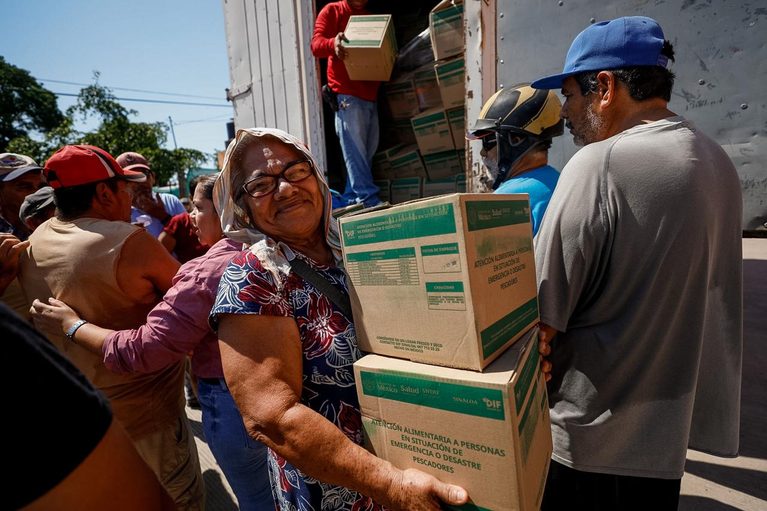 Entrega de apoyos alimenticios a pescadores de Agua Verde, Rosario